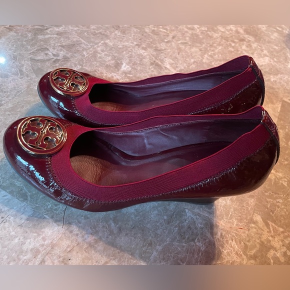 Tory Burch Burgundy Flats with Gold Logo - Picture 3 of 7